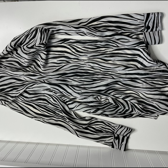 Zebra print button up, sheer, never worn, size small - Picture 4 of 4